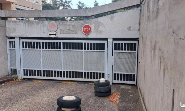 A louer Garage box fermé Oullins Montmein