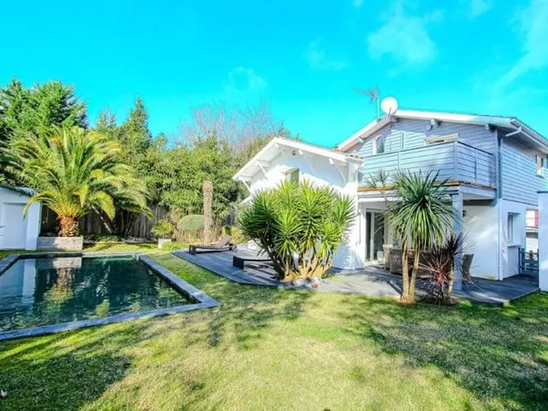ANGLET -TRES CALME PROCHE QUARTIER MONTBRUN BELLE VILLA AVEC PISCINE ET T2 INDEPENDANT