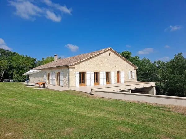 Ancien chai rénové avec jardin et beaux volumes