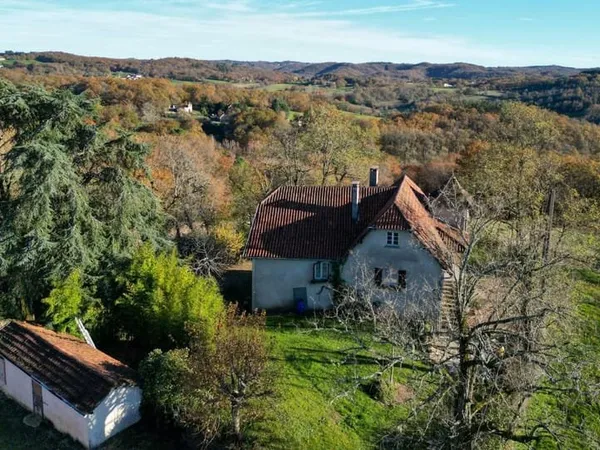Secteur Catus, Ancienne ferme composée d'une maison, d'un gite, grange et hangar sur 9ha