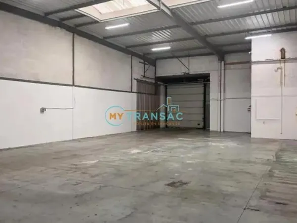 My Transac vous propose à la location des locaux d'activités et bureaux d'environ 722m² ou 2 lots : 