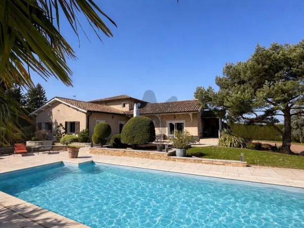 Maison au calme avec vue et piscine