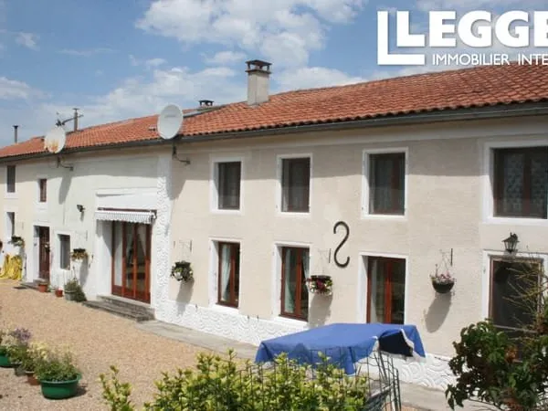 Charmante propriété de quatre chambres avec deux gîtes et un grand jardin.