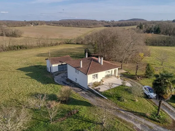 Maison traditionnelle située au Nord de Villeneuve sur Lot avec dépendance et beau terrain