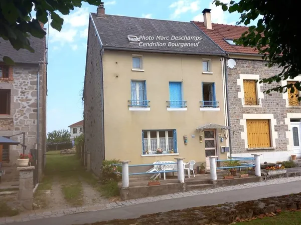 Maison de village mitoyenne d'un côté,~90m2 habitables, 3 ch