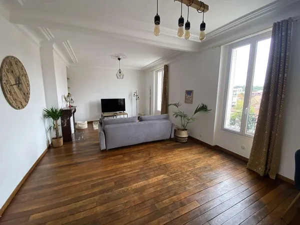 TRES BEAU F4 AVEC MOULURES ET PARQUET CENTRE VILLE RER E