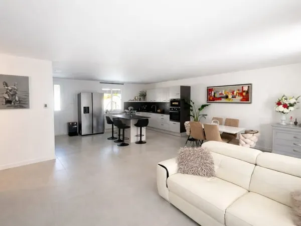 Maison de 105 m², 3 chambres, terrain 552 m² avec piscine, garage