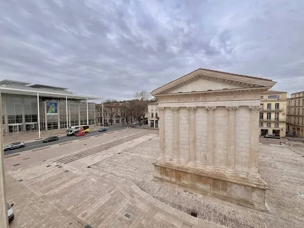 Appartement en duplex vue sur la maison Carrée