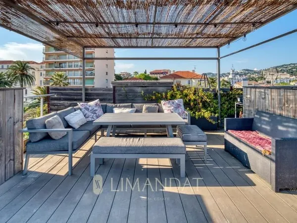 CANNES CENTRE - APPARTEMENT DERNIER ÉTAGE DE 130 M² AVEC ROOFTOP PRIVÉ