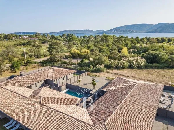 Lecci , Cala Rossa, Résidence de vacances , 5 villas de 3 chambres, 2 appartements T2, piscines chau