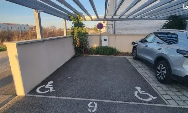 Place de stationnement spacieuse