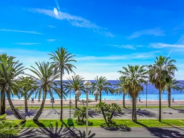 NICE - PROMENADE DES ANGLAIS : 3 pièces traversant , Terrasse,