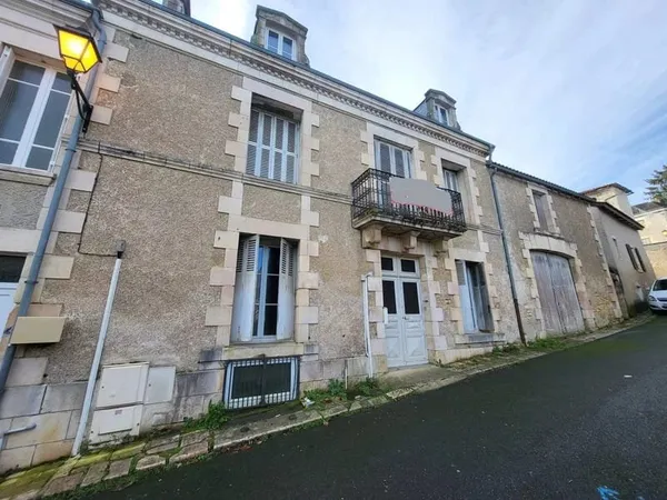 Maison de ville spacieuse avec grand jardin, centre de Saint Savin