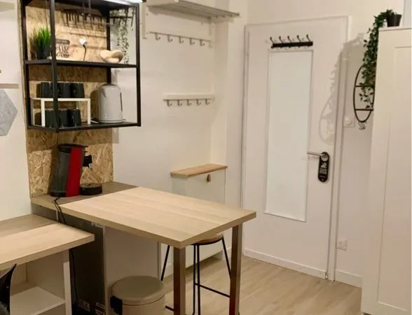 Chambre entièrement équipée, balcon,RÉFRIGÉRATEUR privatif