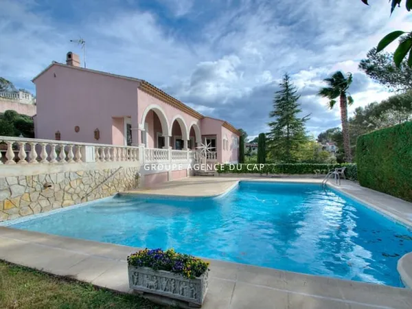 FREJUS TOUR DE MARE BELLE VILLA 8 PIECES DE 250M² PISCINE
