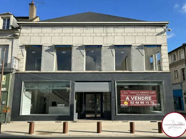 Immeuble de rapport avec local commercial et 2 appartements - SAINT AMAND MONTROND
