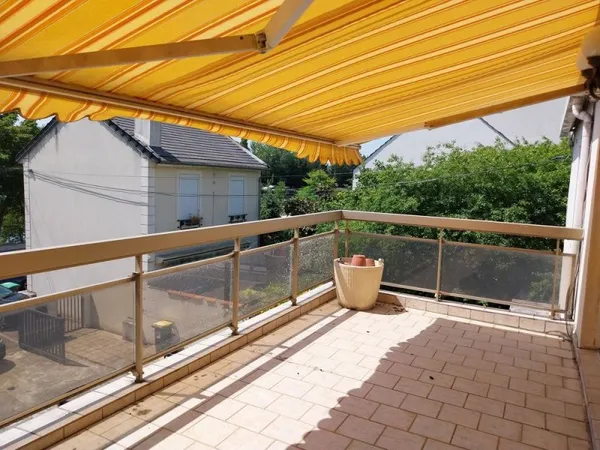 Maison sur les bords de marne avec local commercial