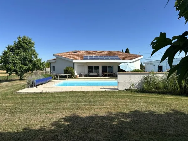 Maison d'architecte d'environ 157m2 avec piscine et vue dégagée sur la campagne Villeneuve-sur-Lo