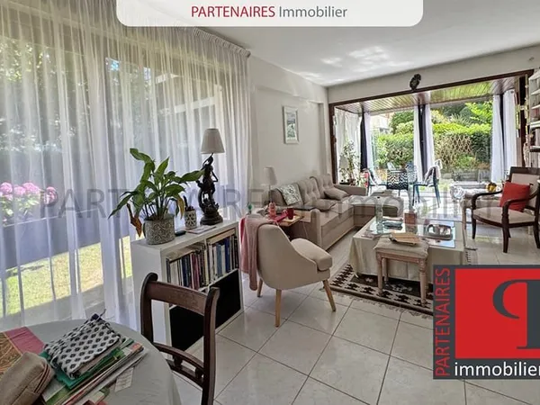 Appartement RDJ 5 P. 3 chambres - 109 m² - Loggia intégrée - LE CHESNAY
