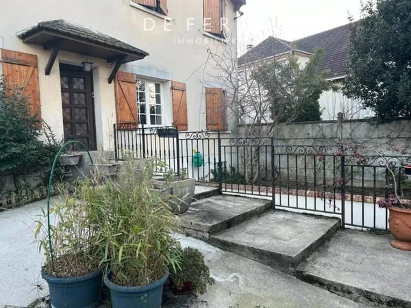 Maison familiale indépendante avec vaste sous-sol à deux pas du centre