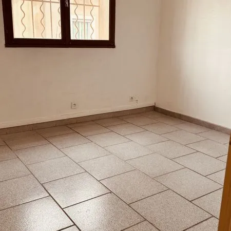 Local 10 m² idéal centre de beauté / bien-être - avec parking