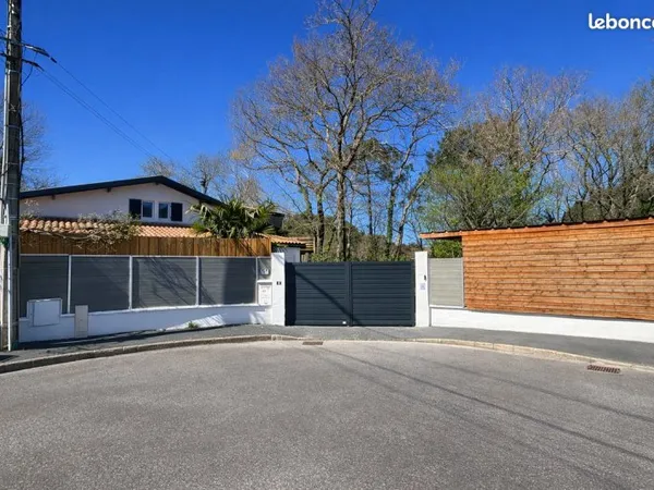 Maison rare sur la Côte Basque : 223 m² face à la forêt avec appartement indépendant
