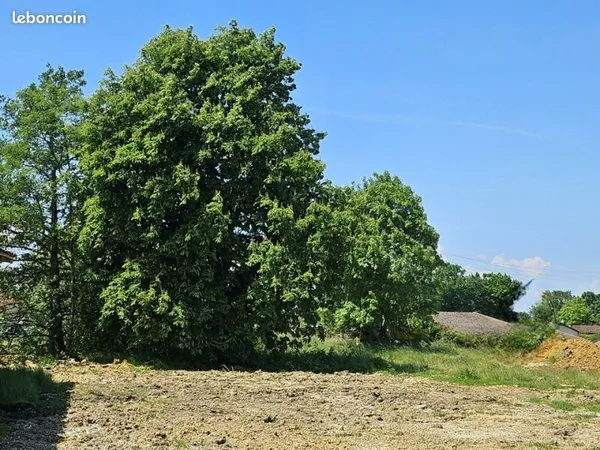 Terrain 680 m² Confrancon
