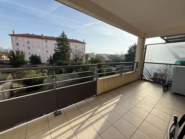 Appartement T4 Villeurbanne Gratte ciel, balcon à vivre, 3chambres, séjour cuisine US équipée, en in
