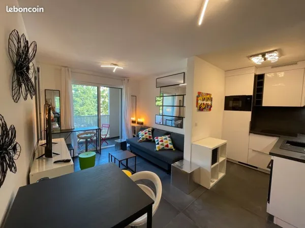 Très beau studio , 24 chemin de la Colline , meublé et équipé