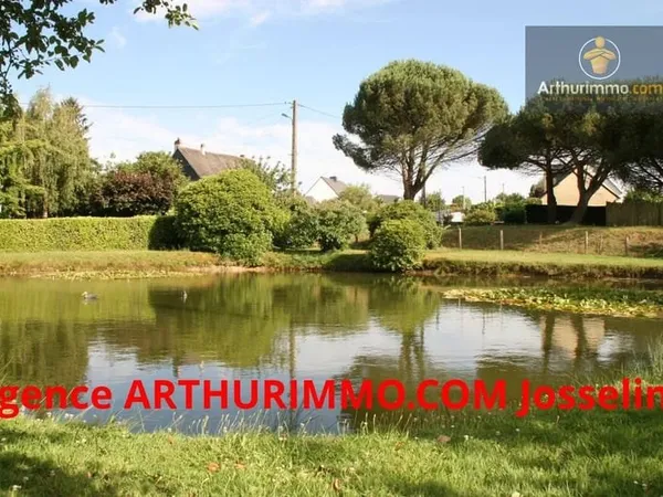 GUEGON, TERRAIN CONSTRUCTIBLE DE 1746 M² AVEC ETANG ET petit HANGAR