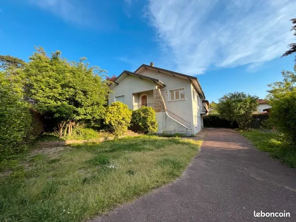 Belle maison familiale 200m² avec Studio indépendant et grand jardin - Meyzieu centre