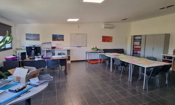 ARBONNE - LOCAL AU 1ER ETAGE ENTIEREMENT AMENAGE