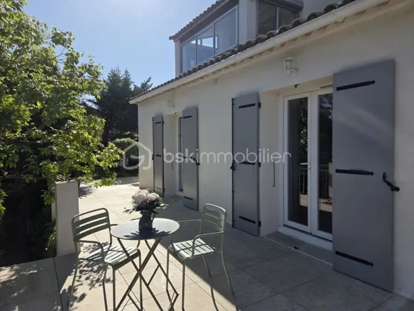 Maison de charme de 118 m2, avec vue imprenable, terrasse de 100 m² et jardin paysager en restanque