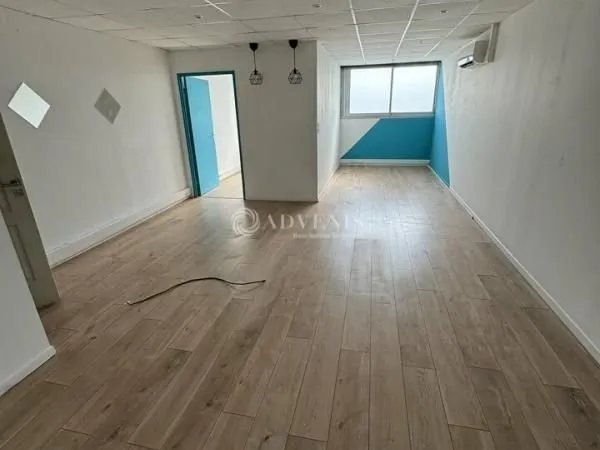 Bureau 55 m²