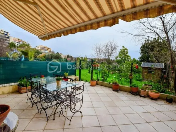 T2 DE45 M2 EN REZ DE JARDIN, TERRASSE, ET PLACES DE PARKING