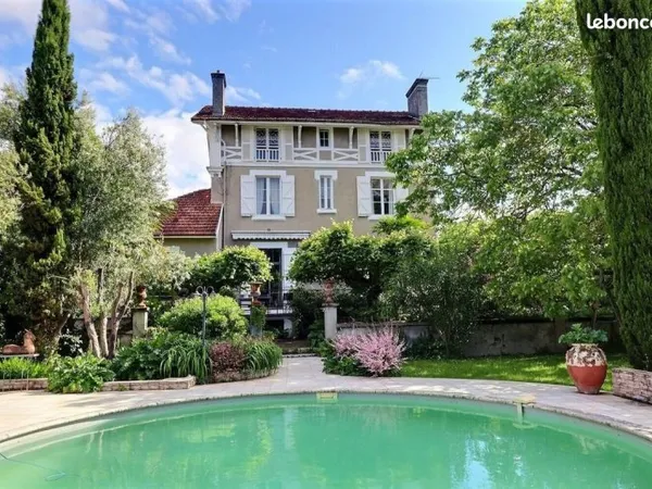 Maison 8 pièces 347 m²