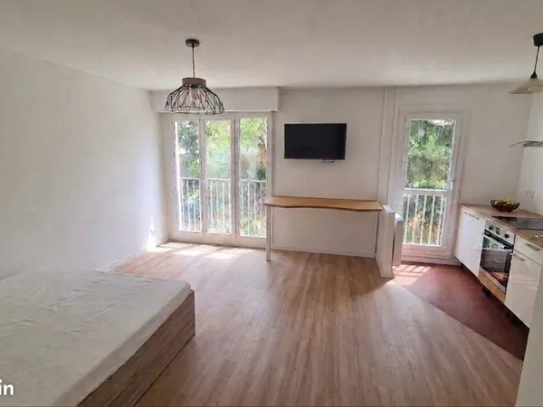 Studio rénové à 2 pas du centre-ville