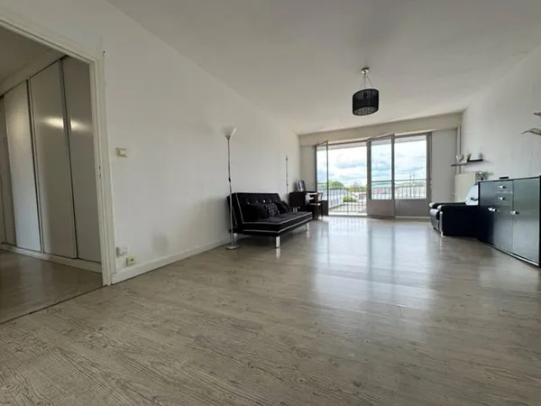 Appartement de 108 m2 SH au 1 er étage avec ascenseur, terrasse, 1 place de parking et 1 grenier