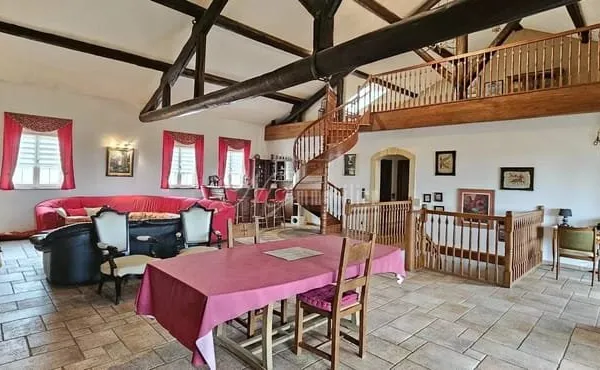 Magnifique maison de 295 m² avec terrasse, cour, et garage sur un terrain de 31.95 ares à Servigny-l
