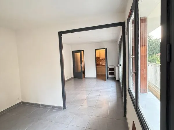 T2 TOULON LA SERINETTE Superbe avec grand balcon et cave et GARAGE
