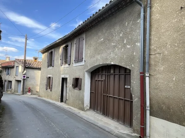 MAISON DE VILLAGE AVEC UN GRAND GARAGE ET PETIT ESPACE VERT