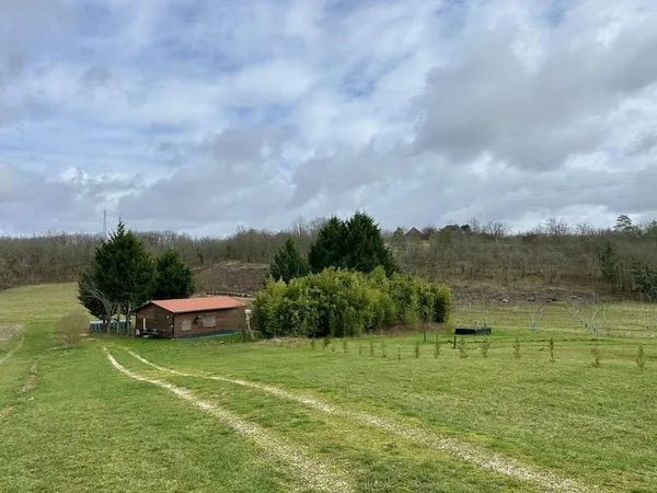 Charmant chalet en bois, situé au calme sur un terrain de 3 200 m², à la frontière du Lot et de la D