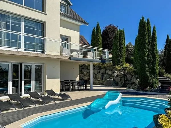 Maison de plain-pied 8 pièces 248 m²