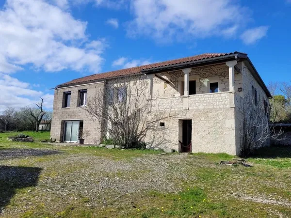 Maison en pierre avec extension et grande grange, sur un terrain de 8811 m,² à moins de 15 minutes d
