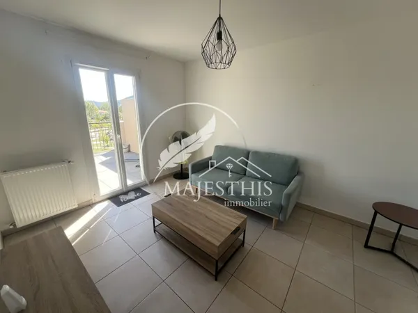 A LOUER- TRES JOLI T2 AVEC GRANDE TERRASSE- MEUBLE-LA CRAU