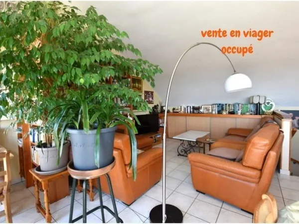 À VENDRE EN VIAGER OCCUPÉ - Duplex inversé avec terrasse et vue dominante à Saint-Genest-Lerpt