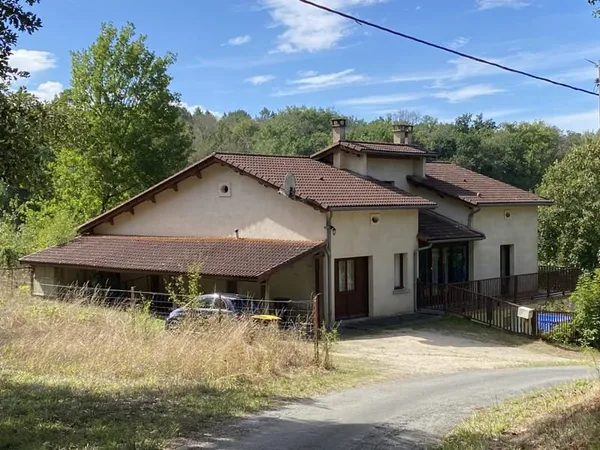 Brossac. Maison de campagne à vendre. 3 chambres, sous-sol et jardin.