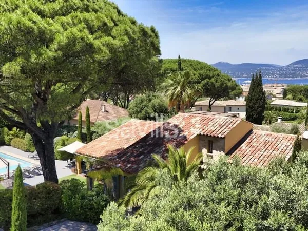 Elégante propriété située dans un domaine privé, à proximité immédiate du village à pied