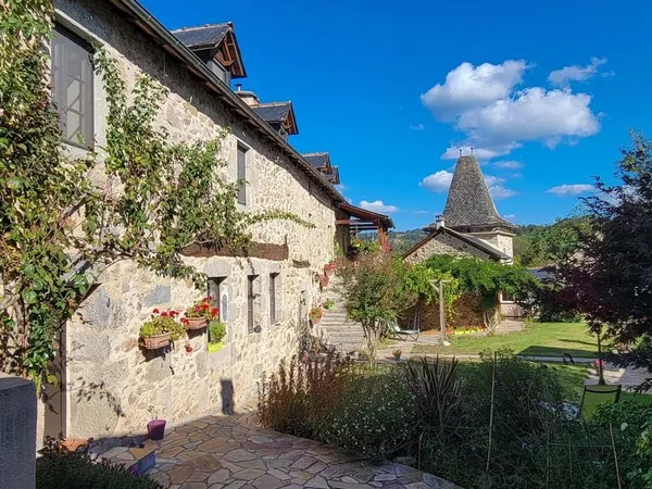 Magnifique ensemble en pierre près de Najac dans la campagne aveyronnaise