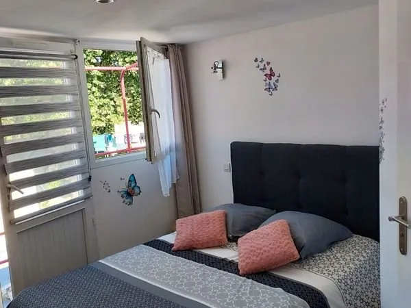 Chambre indépendante à la semaine ou au mois